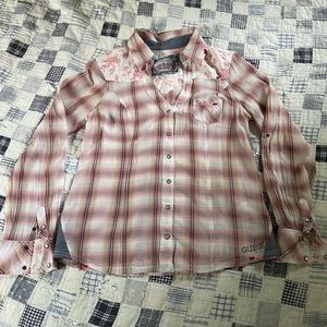 EUC Guess light weight pink v neck button down LS shirt